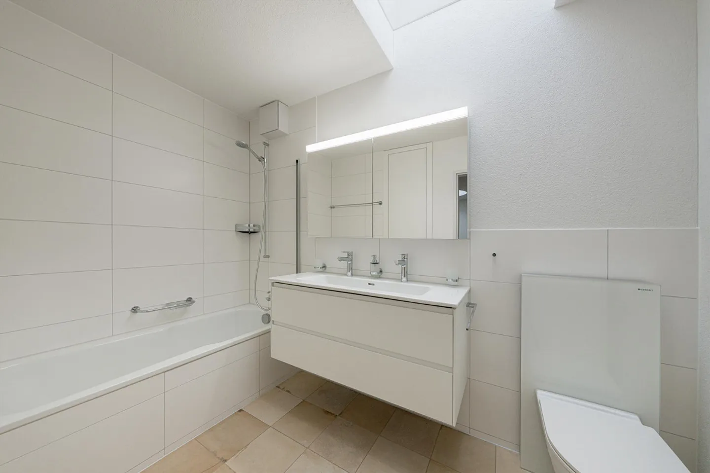 Spacious, family-friendly end-of-terrace house - Photo 9 of 12