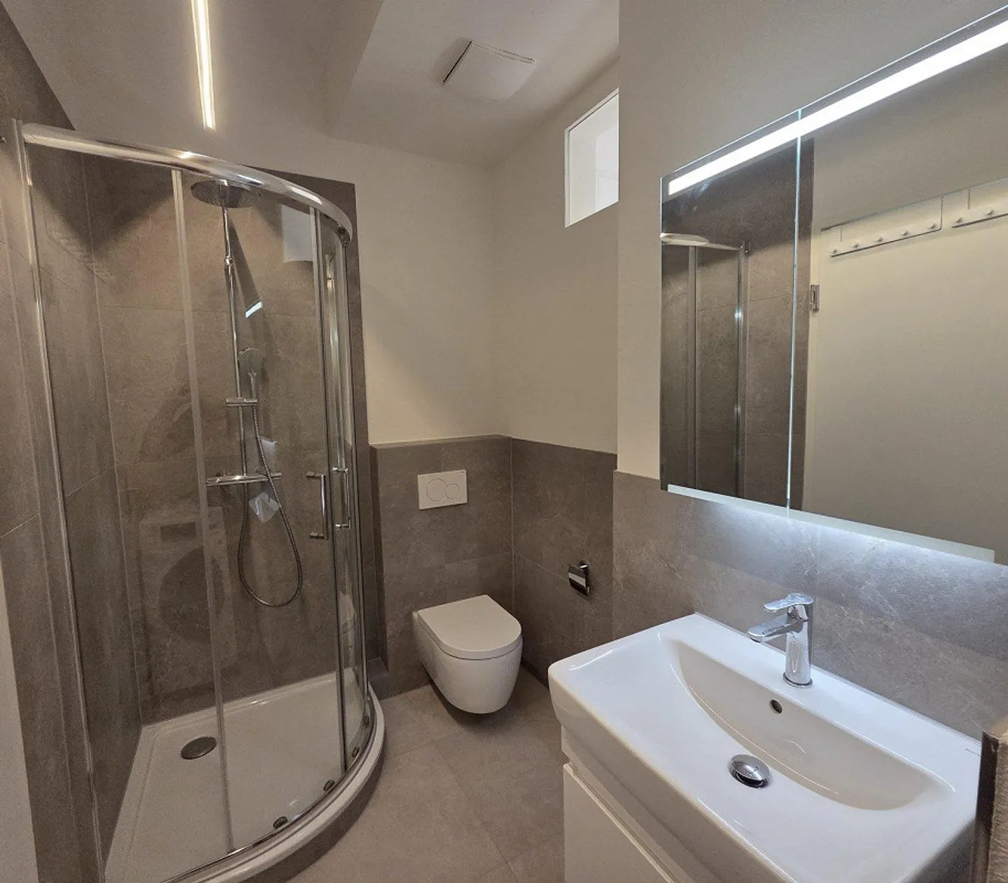 Renovated attic apartment in the popular Neubad district - Photo 3 of 6