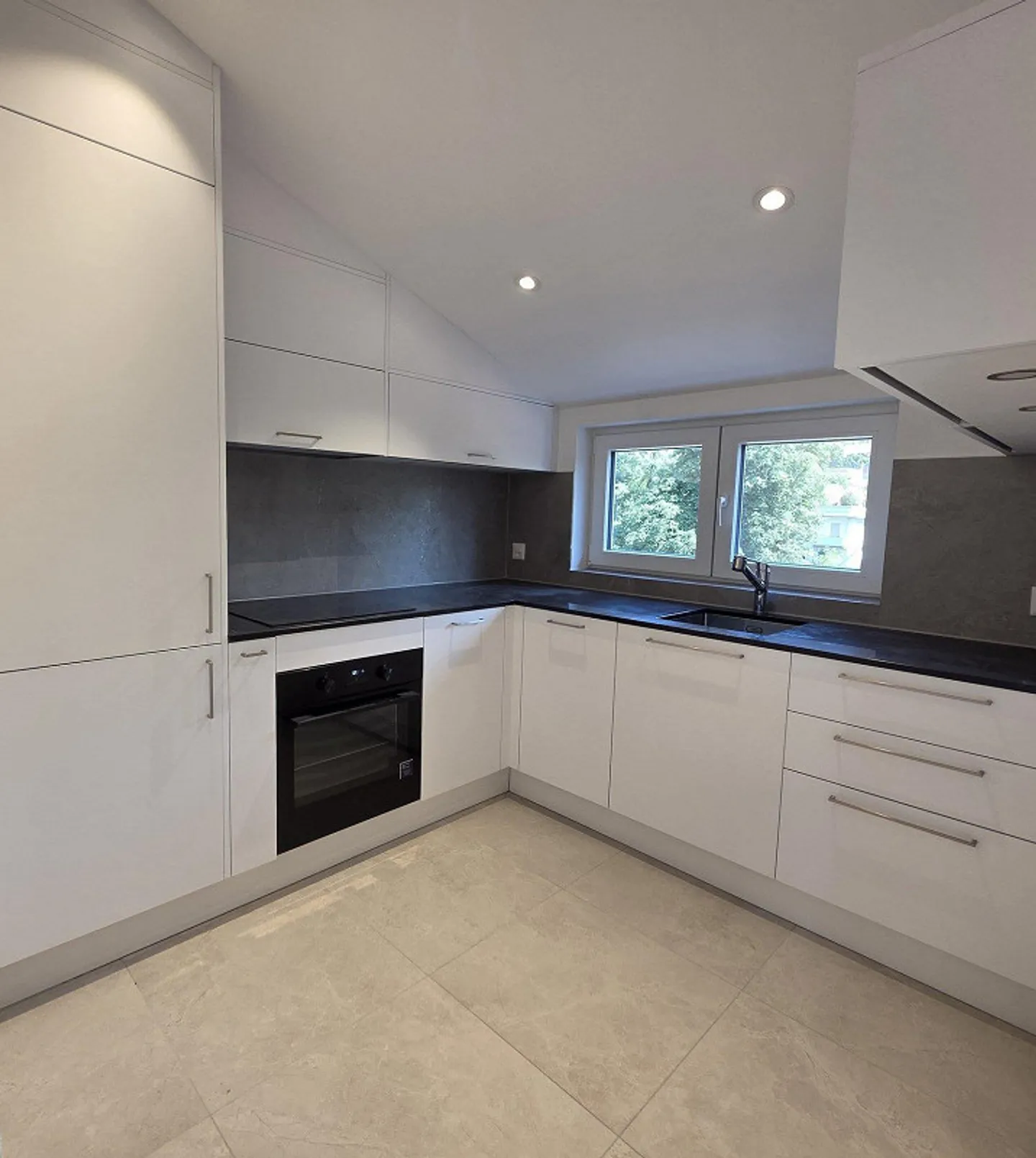 Renovated attic apartment in the popular Neubad district - Photo 4 of 6