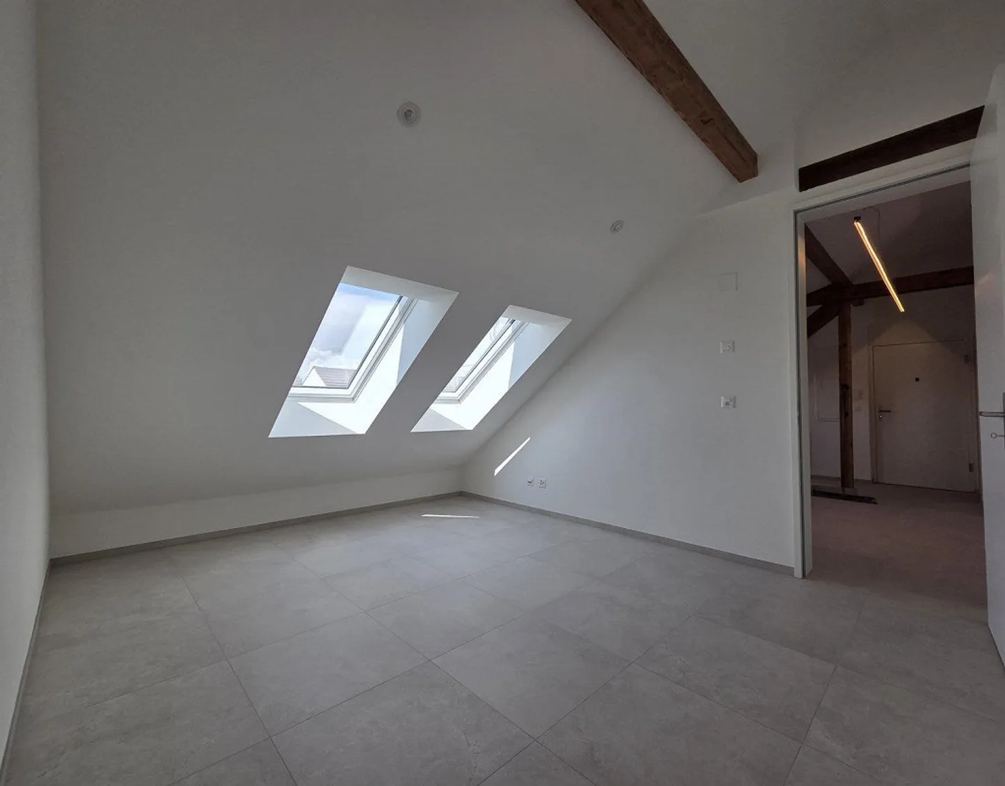 Renovated attic apartment in the popular Neubad district - Photo 5 of 6