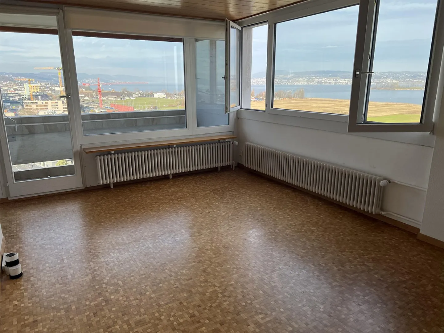Top of Pfäffikon - freshly renovated 3.5 room apartment on the 11th floor - Photo 3 of 12