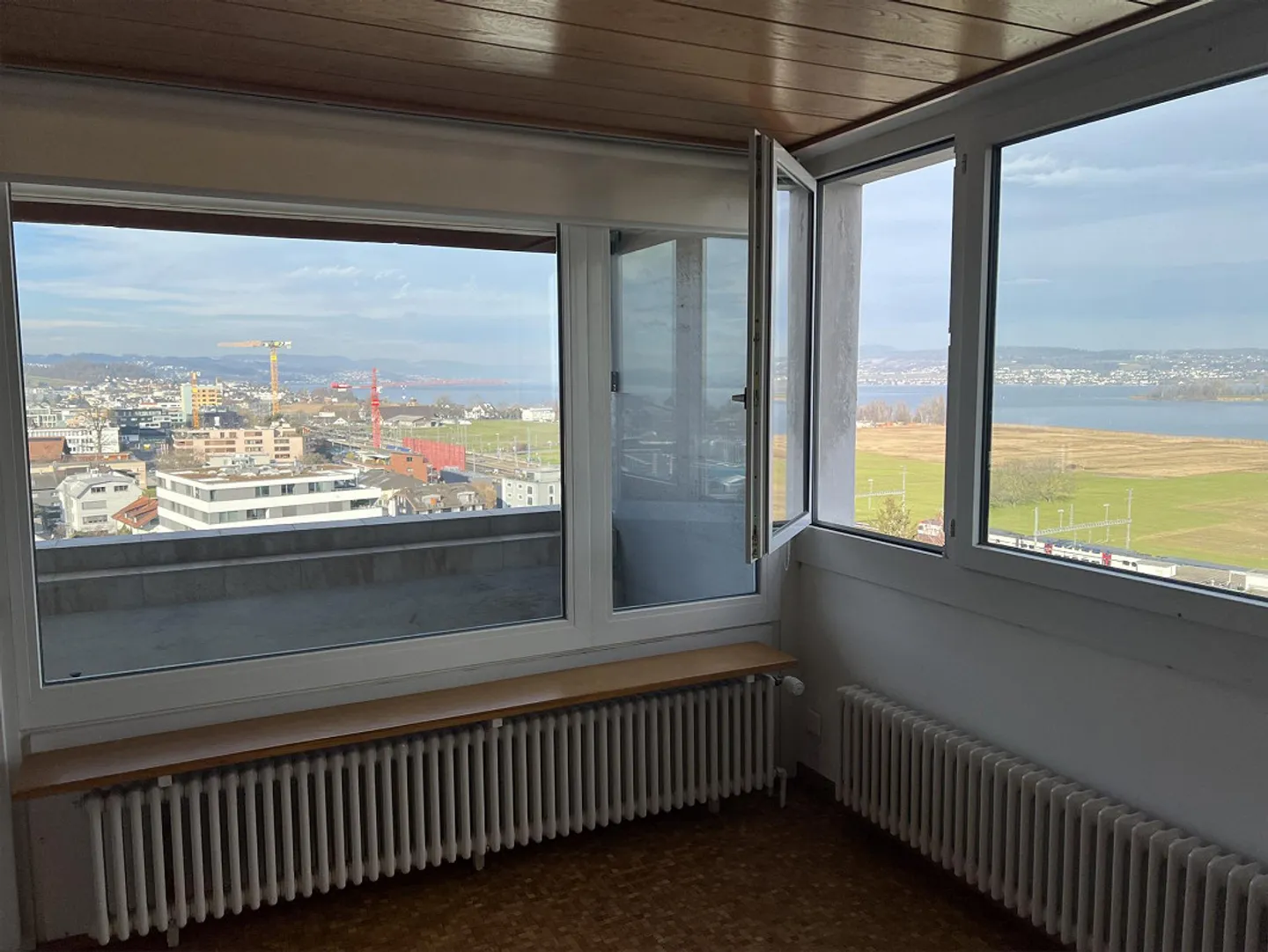 Top of Pfäffikon - freshly renovated 3.5 room apartment on the 11th floor - Photo 4 of 12