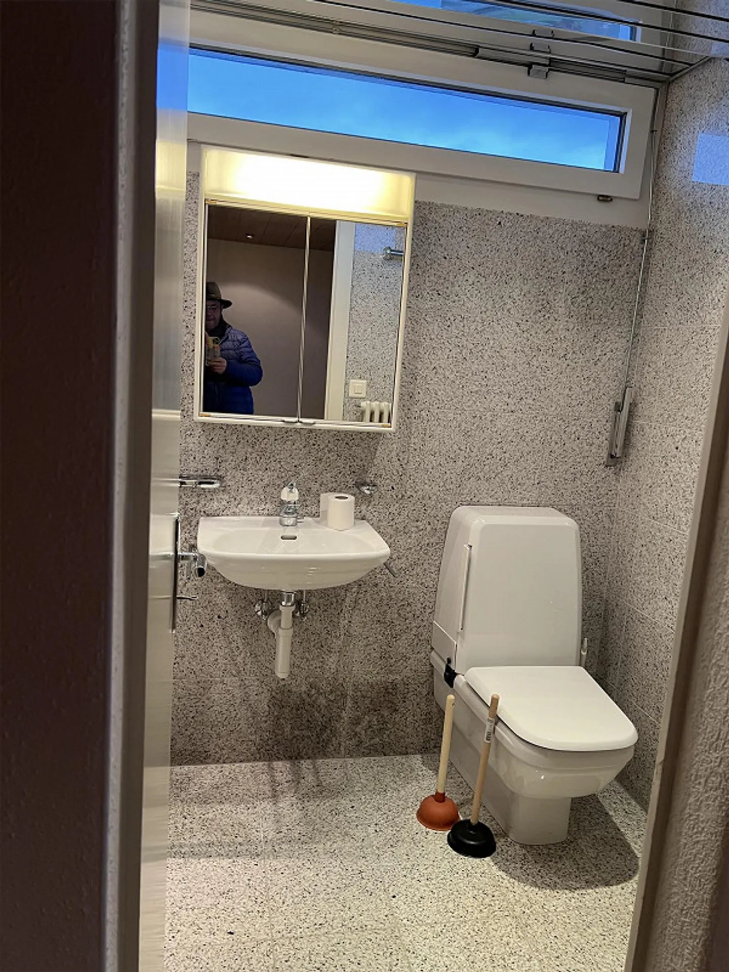 Top of Pfäffikon - freshly renovated 3.5 room apartment on the 11th floor - Photo 6 of 12