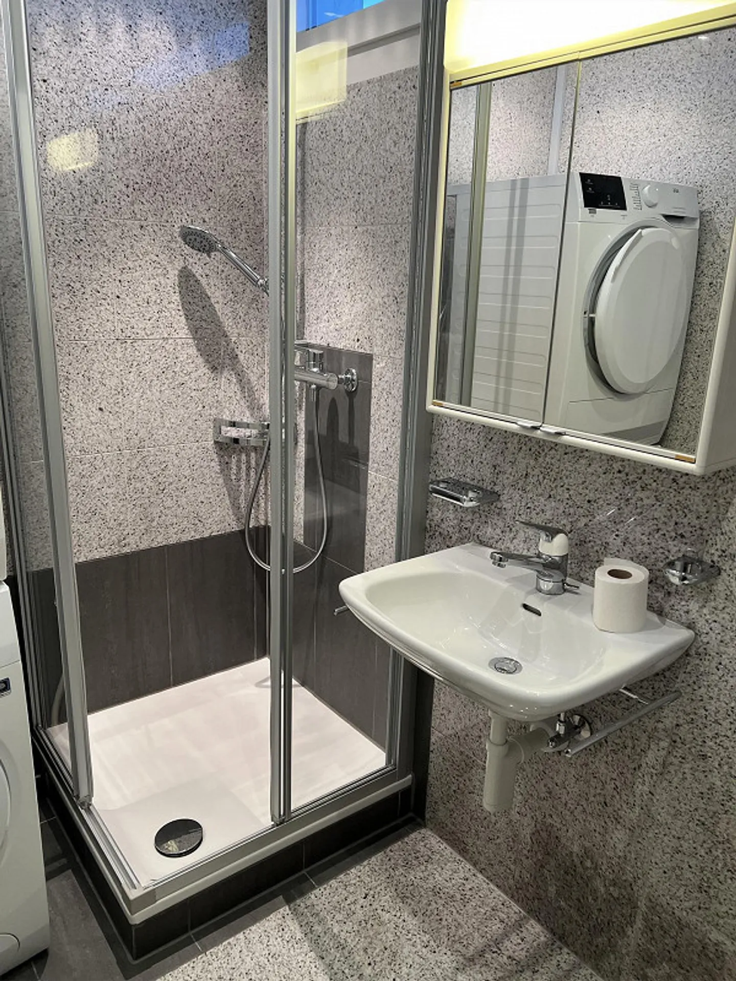 Top of Pfäffikon - freshly renovated 3.5 room apartment on the 11th floor - Photo 5 of 12