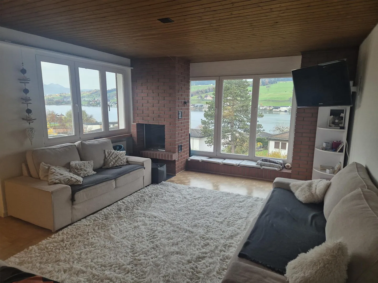 Cozy apartment with fantastic lake and mountain views - Photo 3 of 9