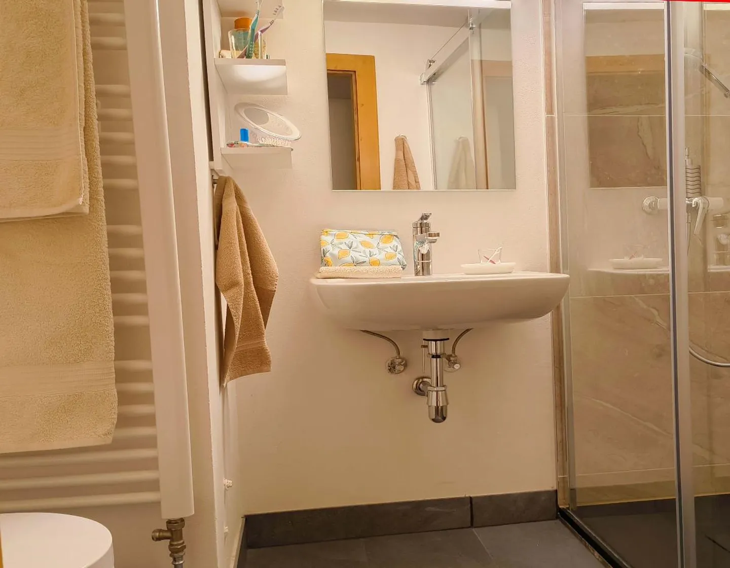 «Saisonale Vermietung von geräumiger Dachwohnung mit Sonnenterrasse» - Foto 5 von 10