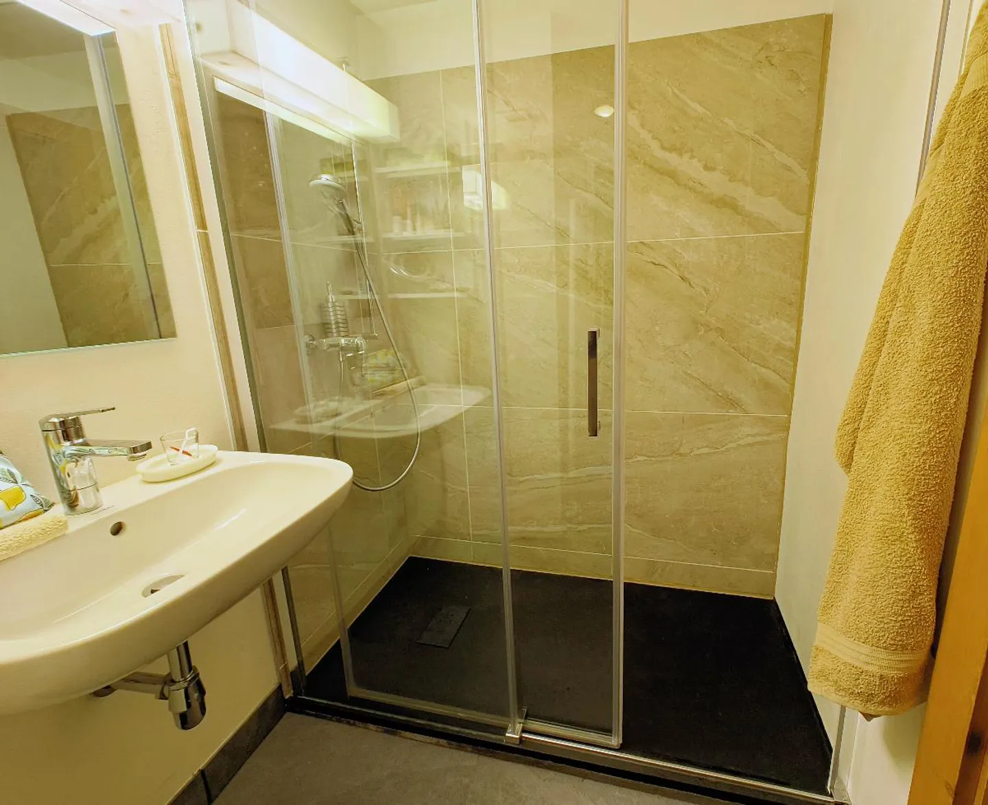 «Saisonale Vermietung von geräumiger Dachwohnung mit Sonnenterrasse» - Foto 6 von 10