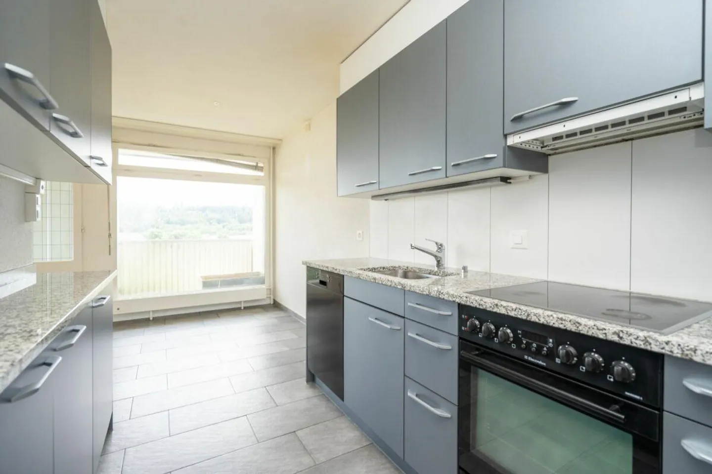 4.5-ROOM APARTMENT WITH PARKING SPACE IN BUILDING RIGHTS - Photo 3 of 12
