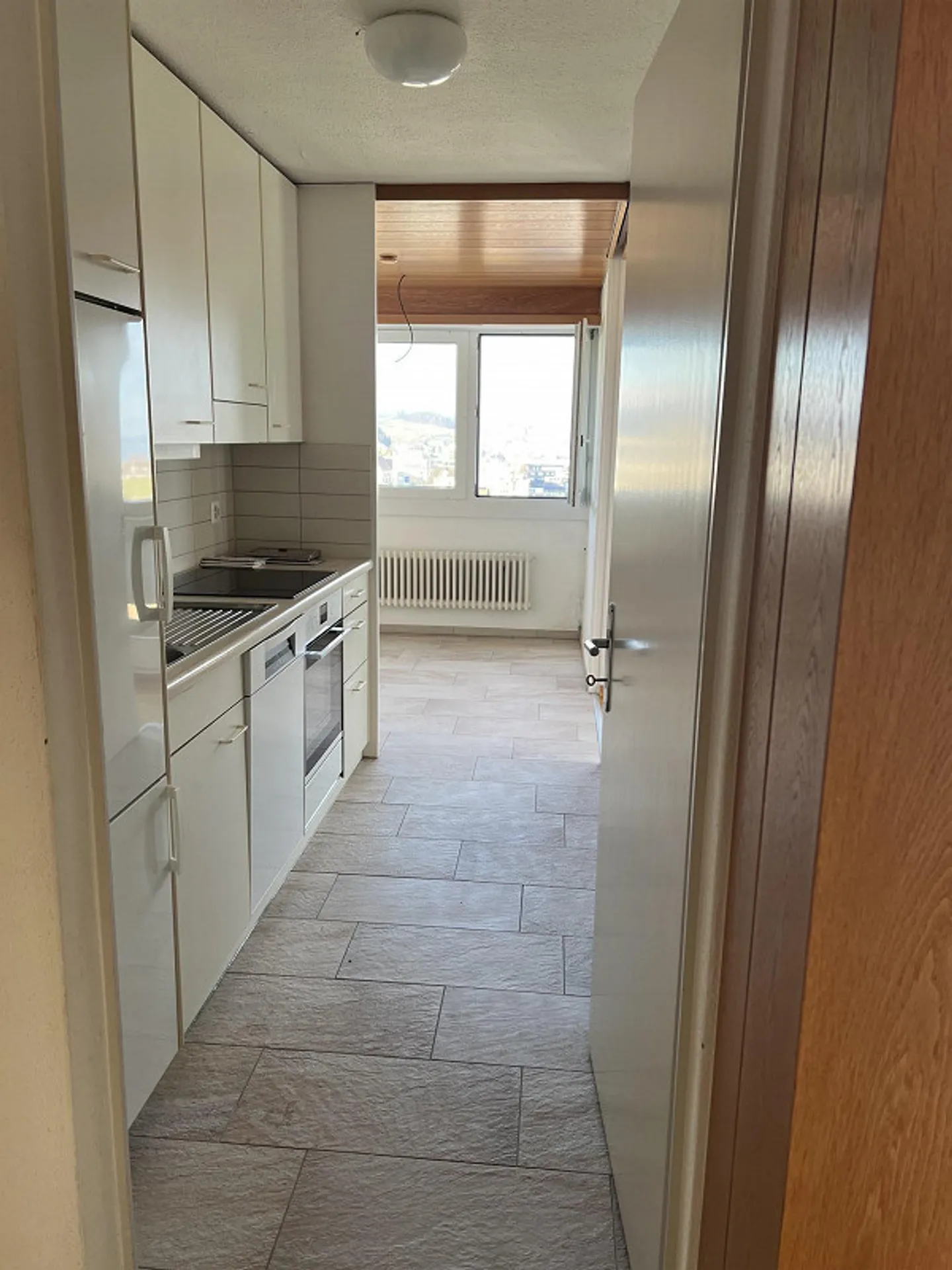 Top of Pfäffikon - freshly renovated 3.5 room apartment on the 11th floor - Photo 9 of 12