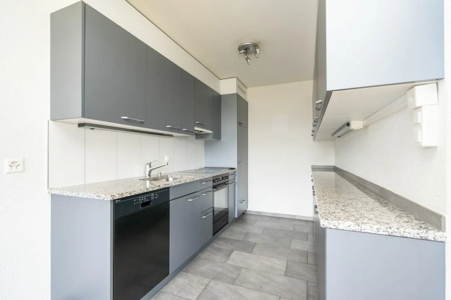 4.5-ROOM APARTMENT WITH PARKING SPACE IN BUILDING RIGHTS - Photo 4 of 12
