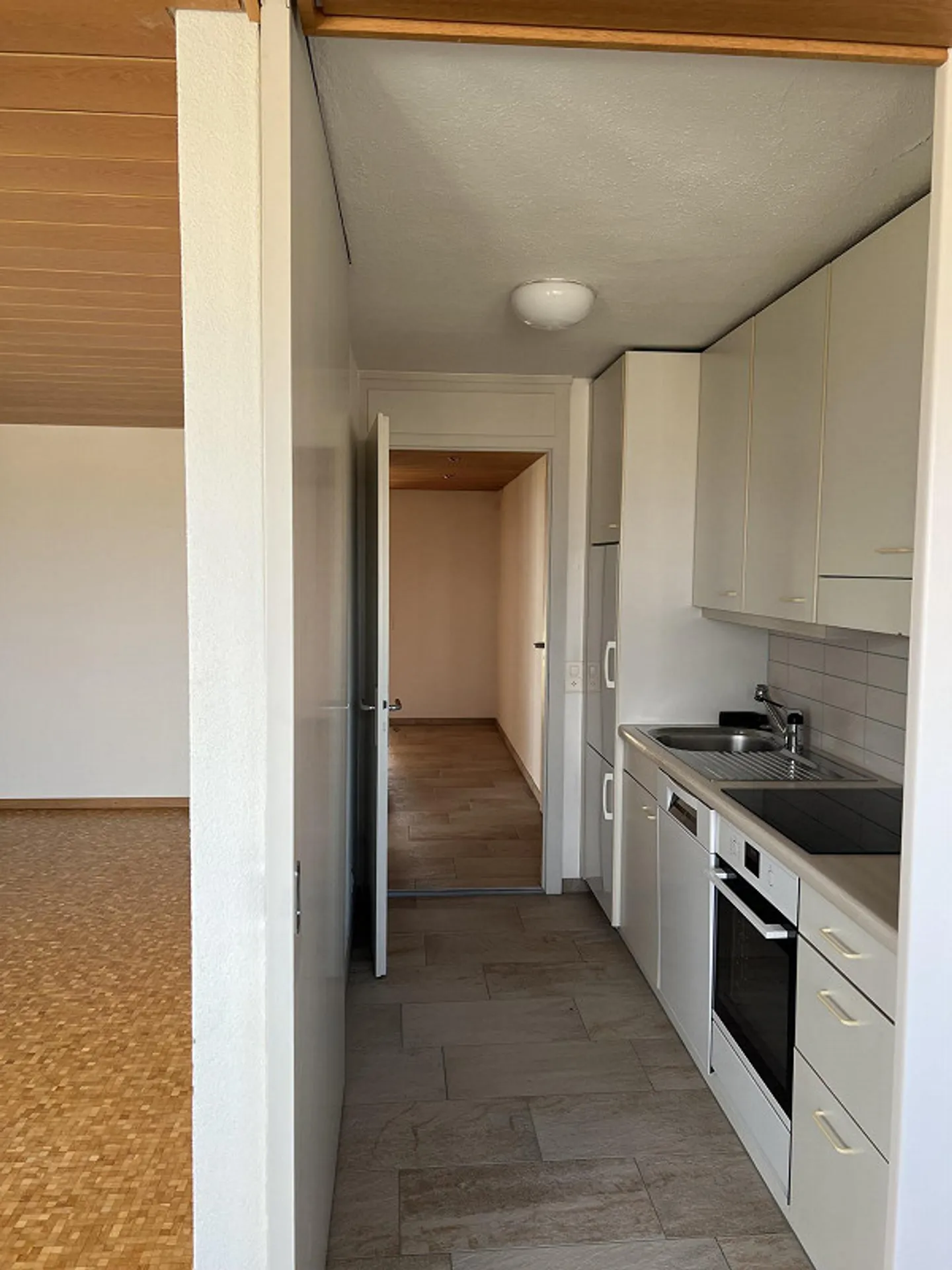 Top of Pfäffikon - freshly renovated 3.5 room apartment on the 11th floor - Photo 10 of 12