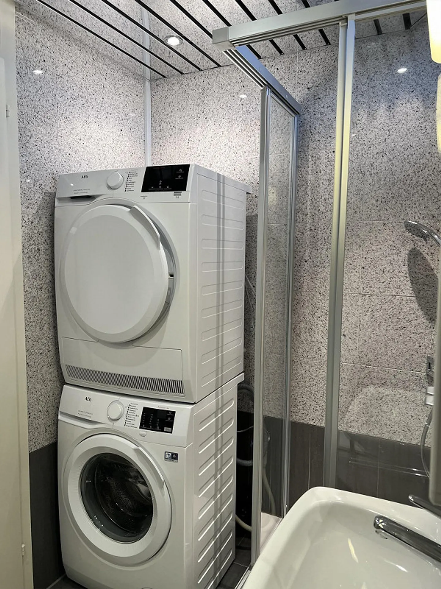 Top of Pfäffikon - freshly renovated 3.5 room apartment on the 11th floor - Photo 12 of 12