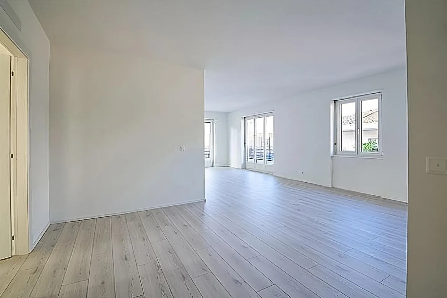 Grand appartement de 4.5 pièces entièrement rénové à Chiasso - Photo 1 sur 8