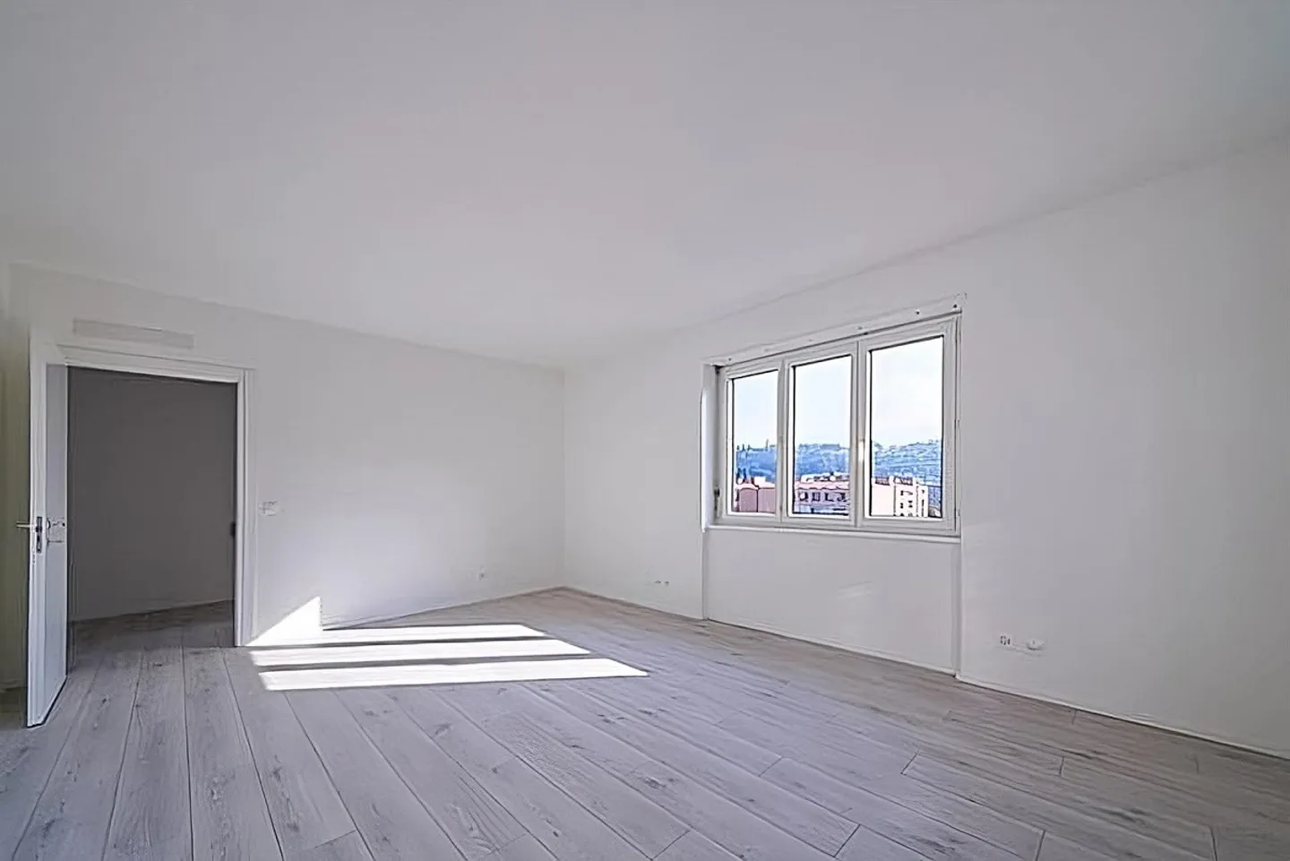 Grand appartement de 4.5 pièces entièrement rénové à Chiasso - Photo 3 sur 8