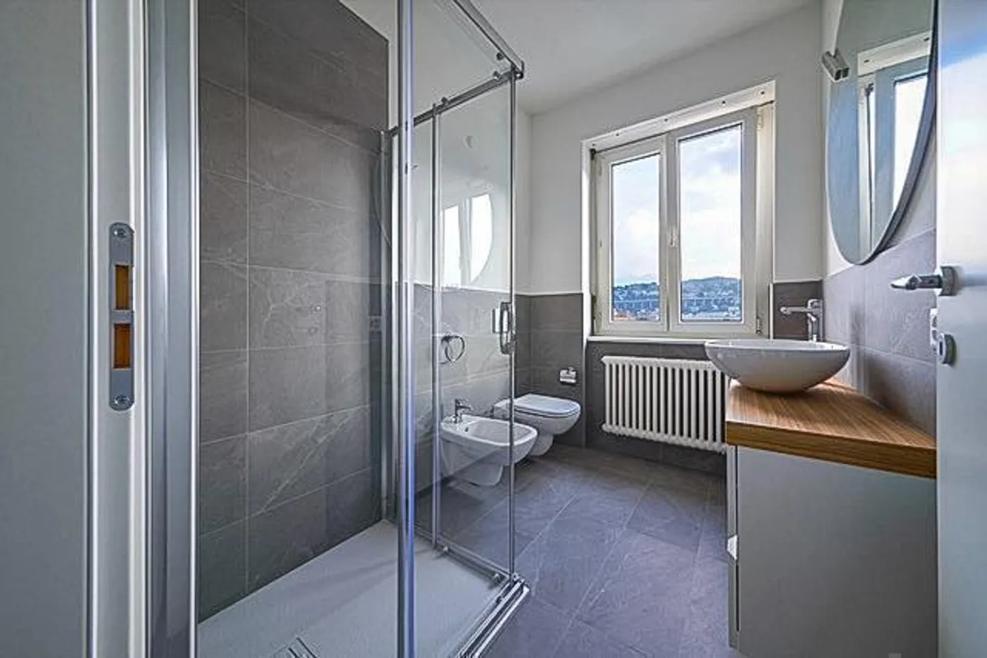 Grand appartement de 4.5 pièces entièrement rénové à Chiasso - Photo 5 sur 8