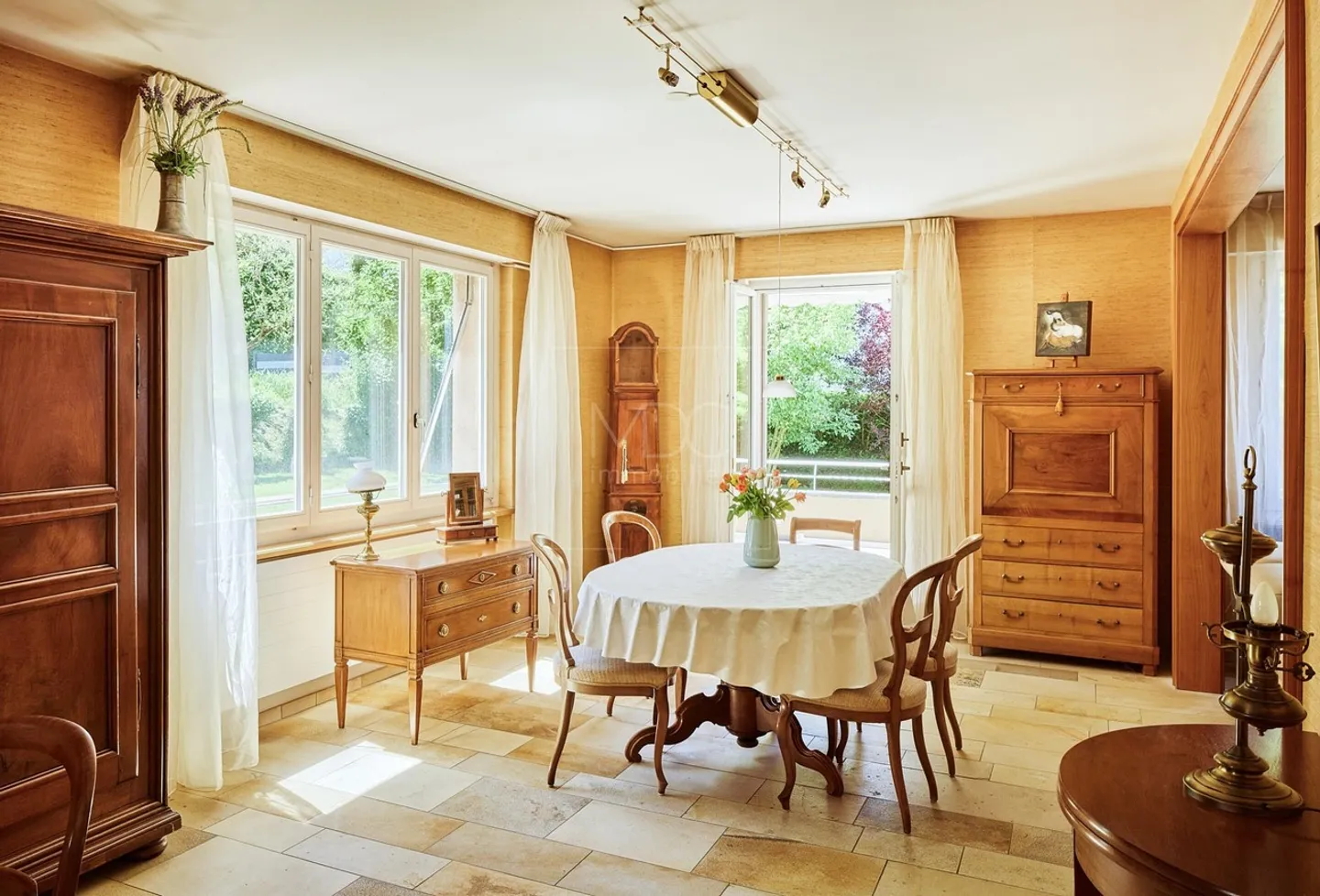 Beautiful bright individual villa with nice garden in Payerne - Photo 5 of 14