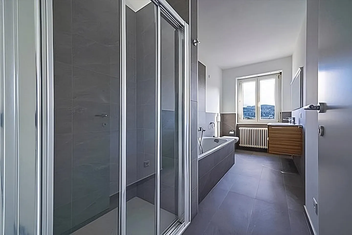 Grand appartement de 4.5 pièces entièrement rénové à Chiasso - Photo 6 sur 8