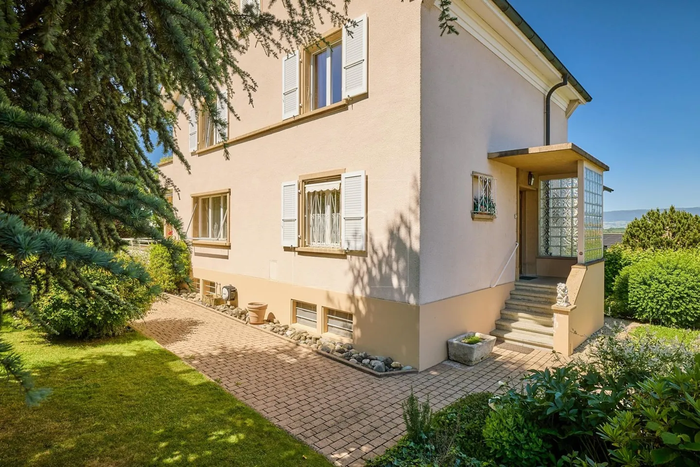 Beautiful bright individual villa with nice garden in Payerne - Photo 11 of 14