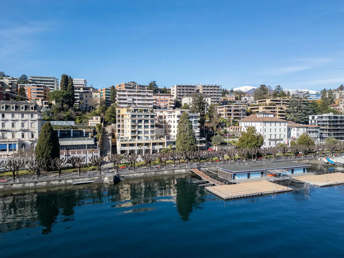 Elegant 5.5-Room Apartment with Lake View - Photo 1 of 13