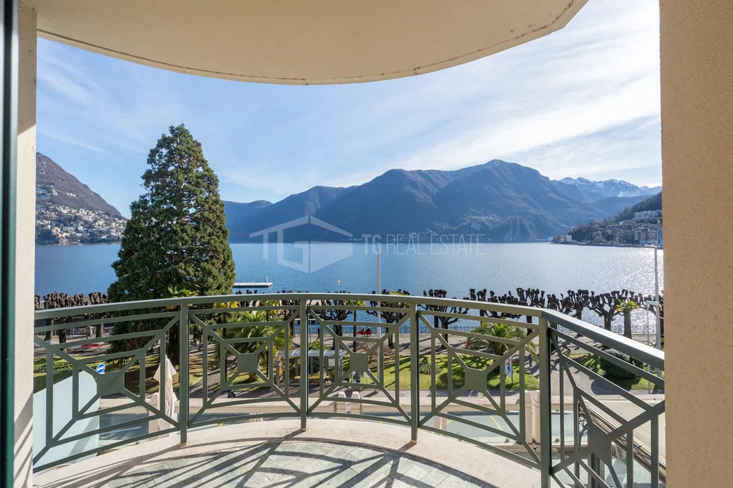 Elegant 5.5-Room Apartment with Lake View - Photo 2 of 13