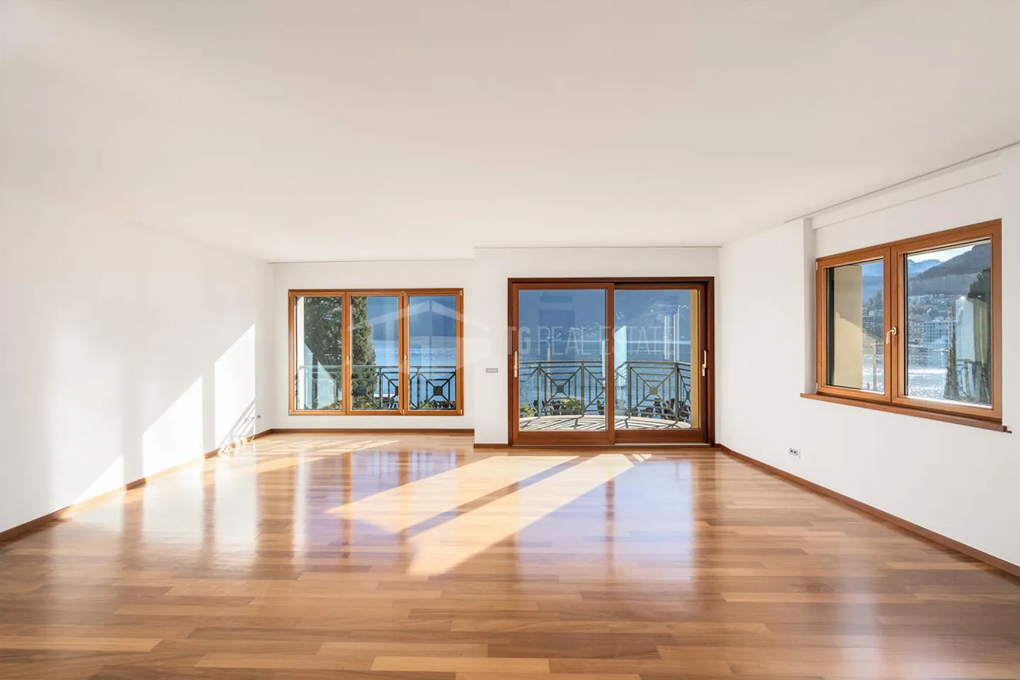 Elegant 5.5-Room Apartment with Lake View - Photo 3 of 13