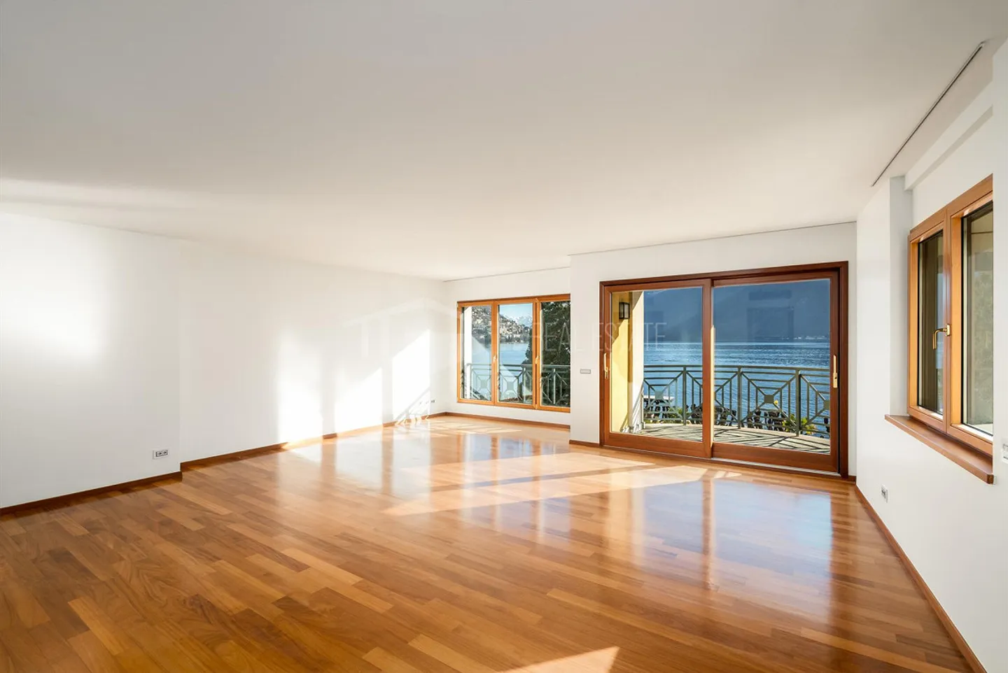 Elegant 5.5-Room Apartment with Lake View - Photo 4 of 13