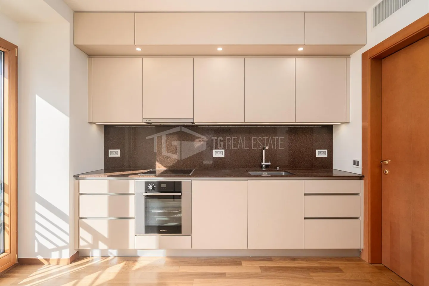 Elegant 5.5-Room Apartment with Lake View - Photo 5 of 13