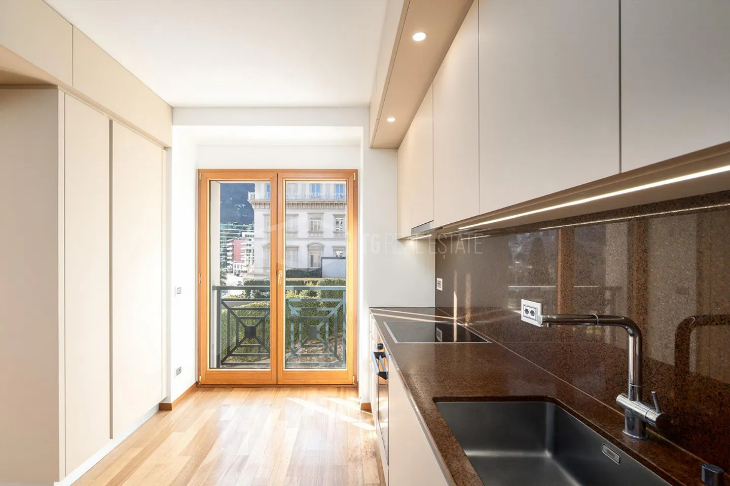 Elegant 5.5-Room Apartment with Lake View - Photo 6 of 13