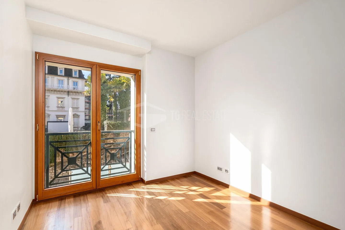 Elegant 5.5-Room Apartment with Lake View - Photo 7 of 13