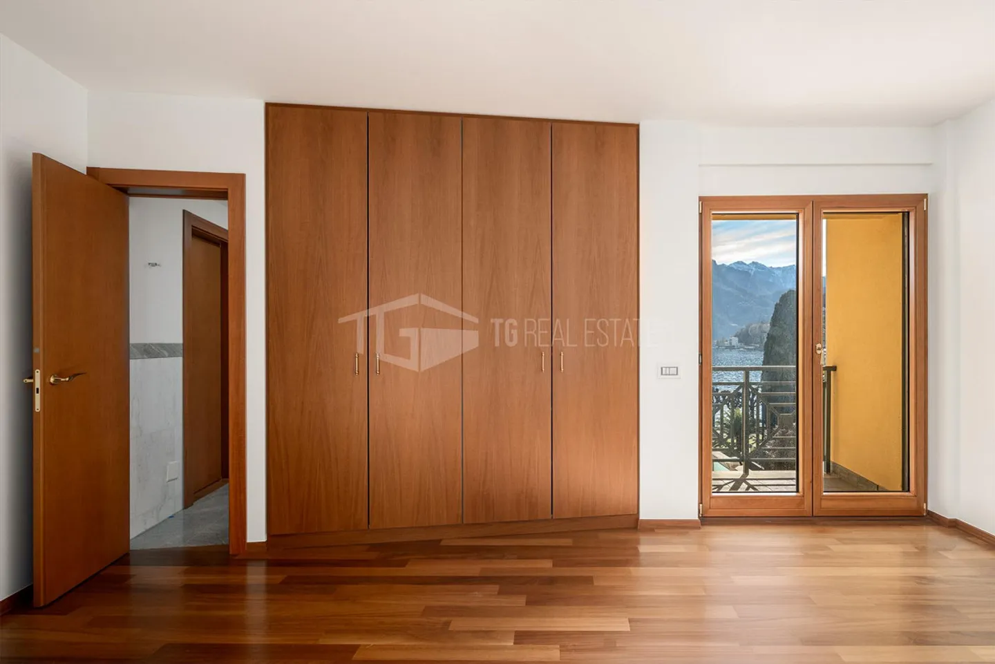 Elegant 5.5-Room Apartment with Lake View - Photo 8 of 13