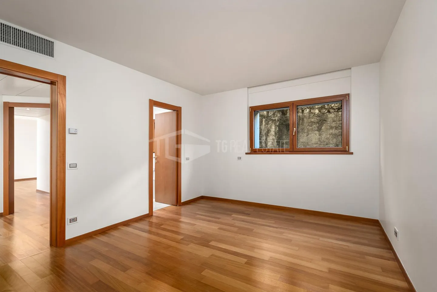 Elegant 5.5-Room Apartment with Lake View - Photo 11 of 13