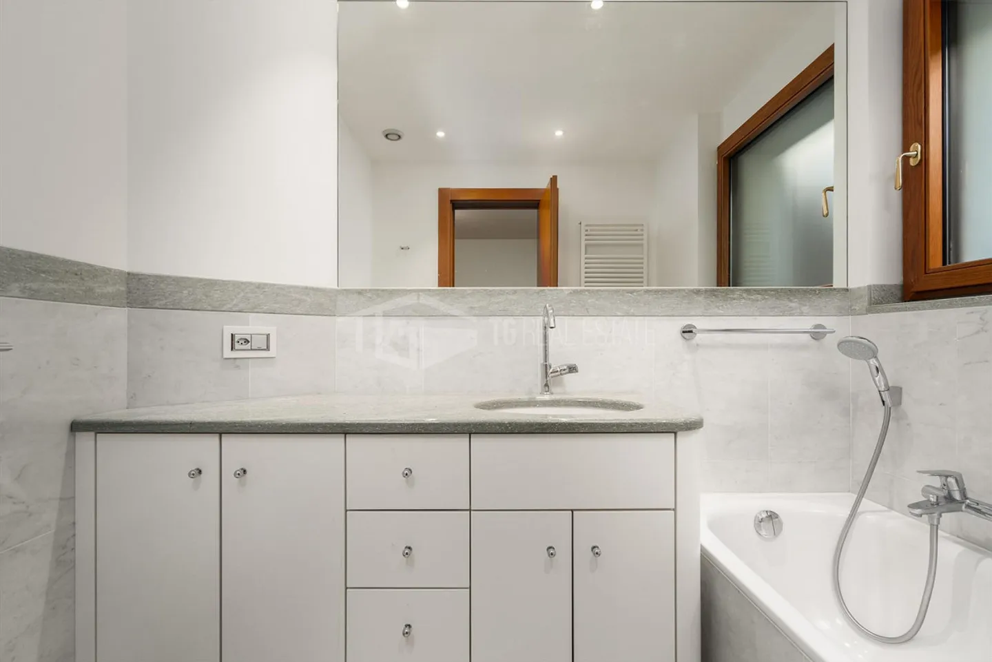 Elegant 5.5-Room Apartment with Lake View - Photo 12 of 13