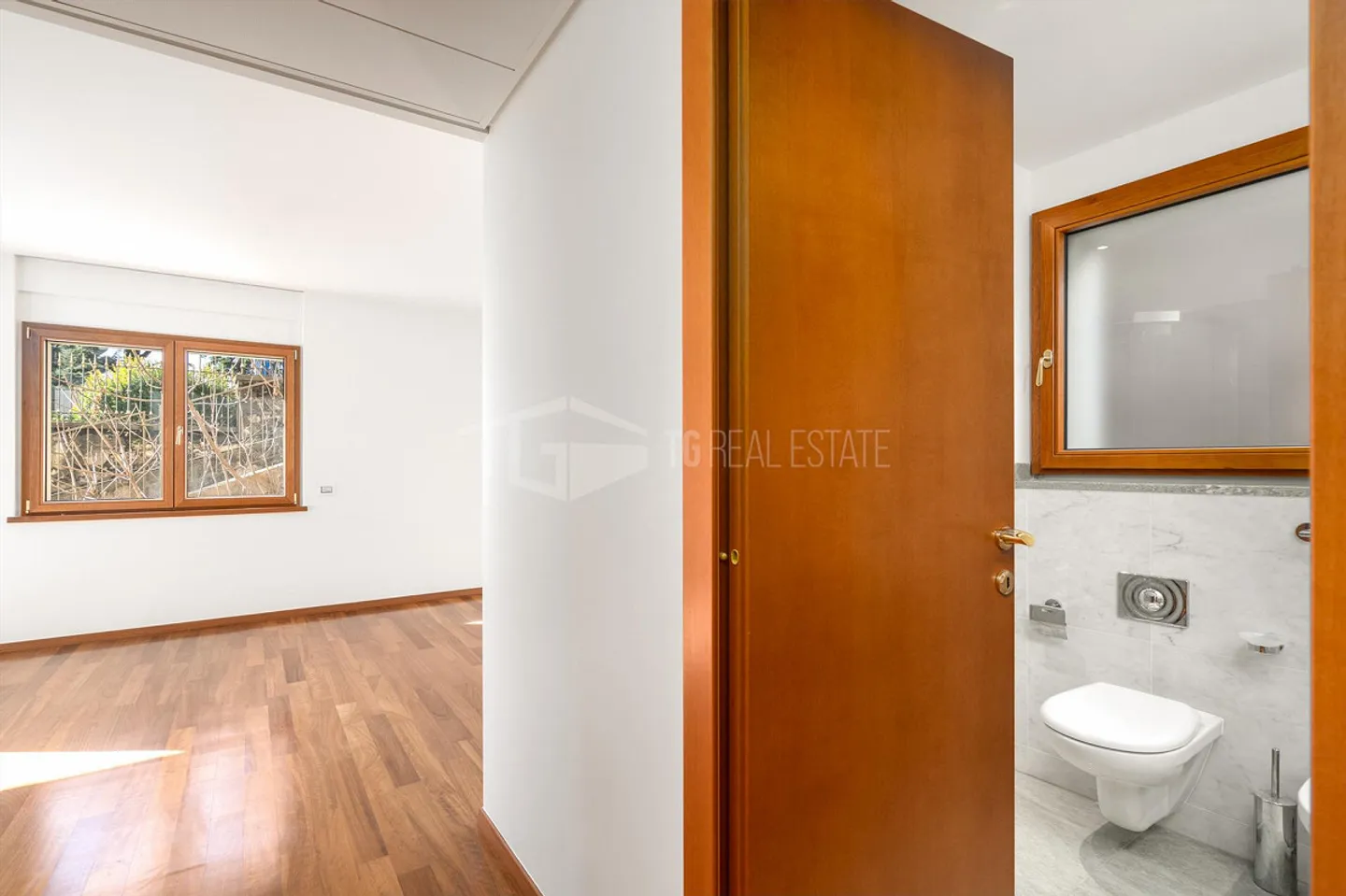 Elegant 5.5-Room Apartment with Lake View - Photo 13 of 13