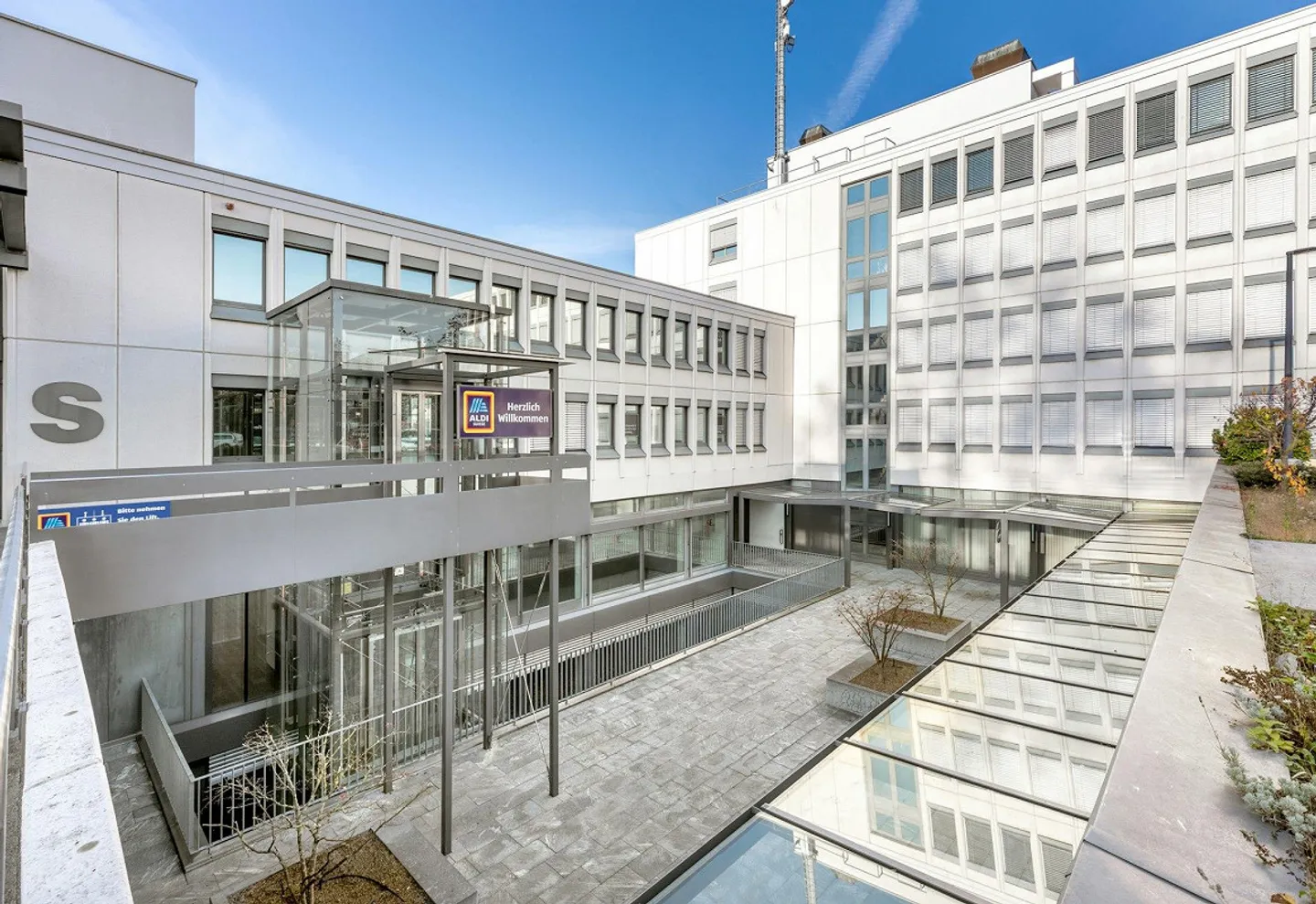 Underground area with daylight near the airport for rent... - Photo 5 of 11