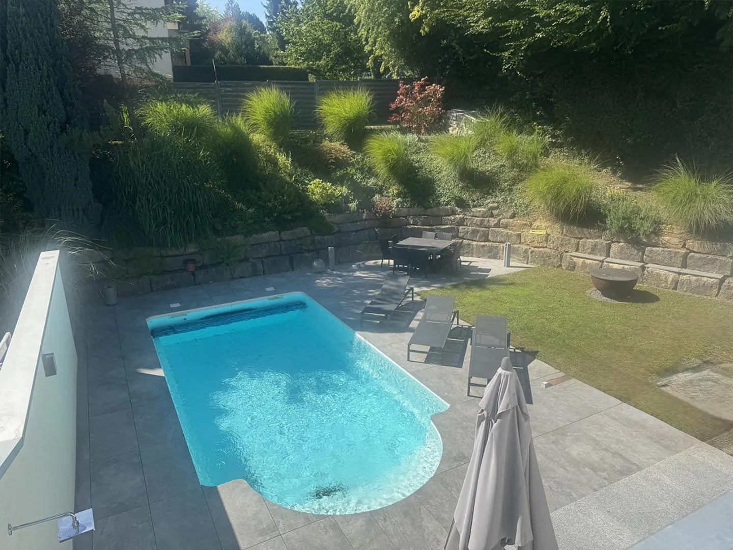 Prime Location in Binningen: Modern 6-Room Single-Family House with Pool - Photo 8 of 14