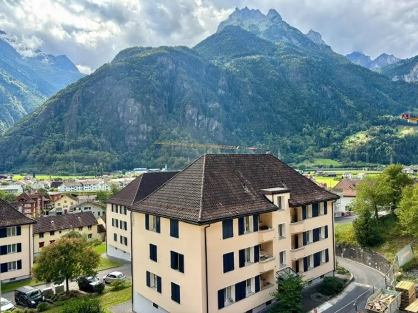 Modern 4.5-room apartment above the rooftops of Erstfeld - Photo 1 of 12