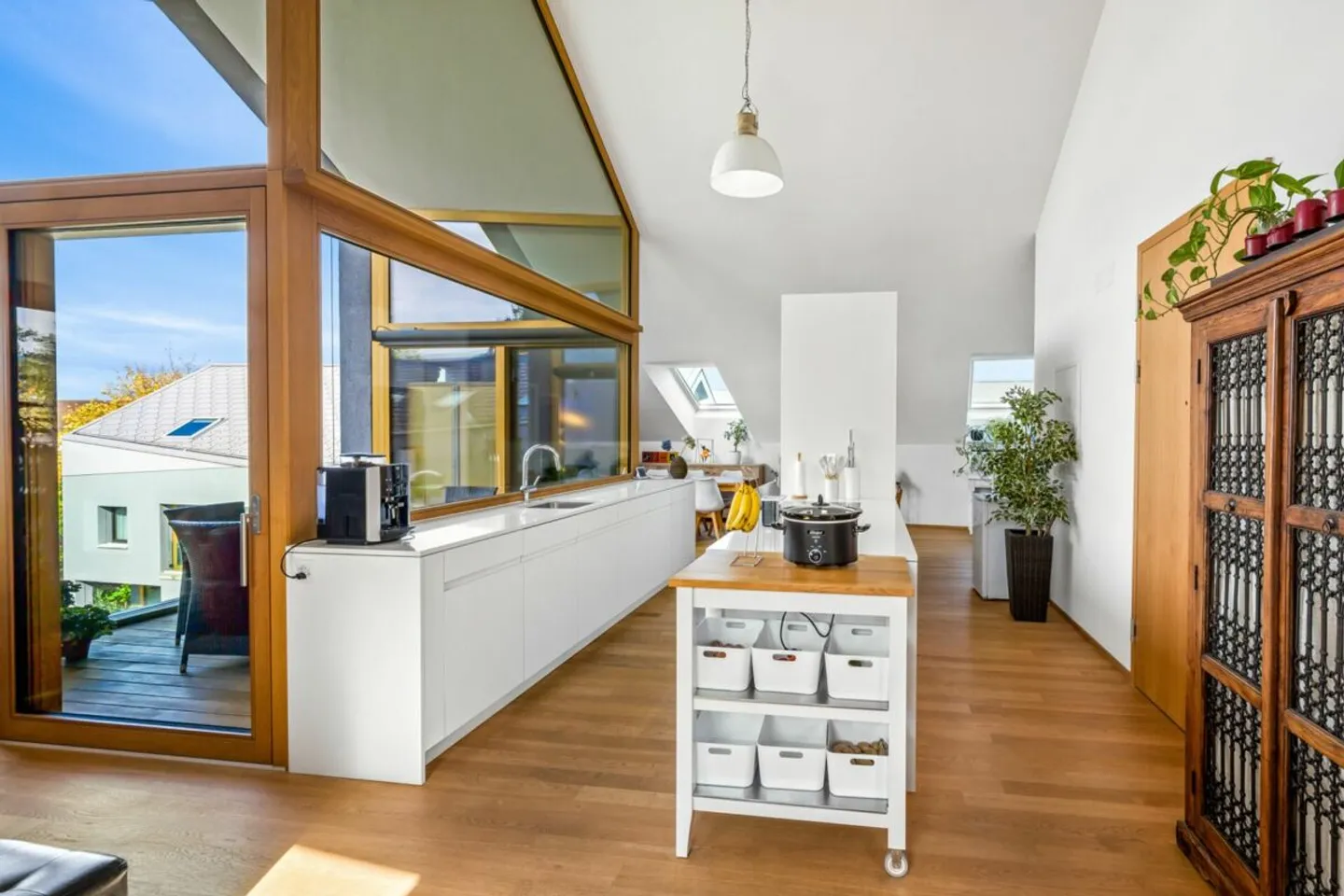 Appartement en attique spacieux de 5,5 pièces avec 2 loggias et espace de combles aménagé - Photo 3 sur 13