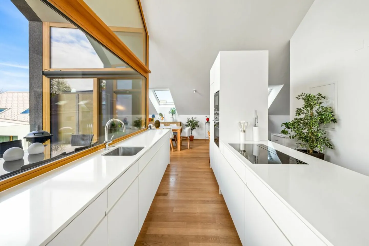 Appartement en attique spacieux de 5,5 pièces avec 2 loggias et espace de combles aménagé - Photo 4 sur 13