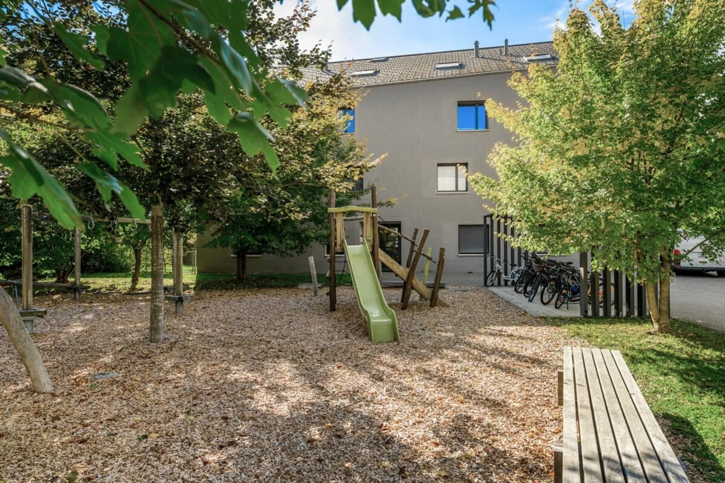 Appartement en attique spacieux de 5,5 pièces avec 2 loggias et espace de combles aménagé - Photo 12 sur 13