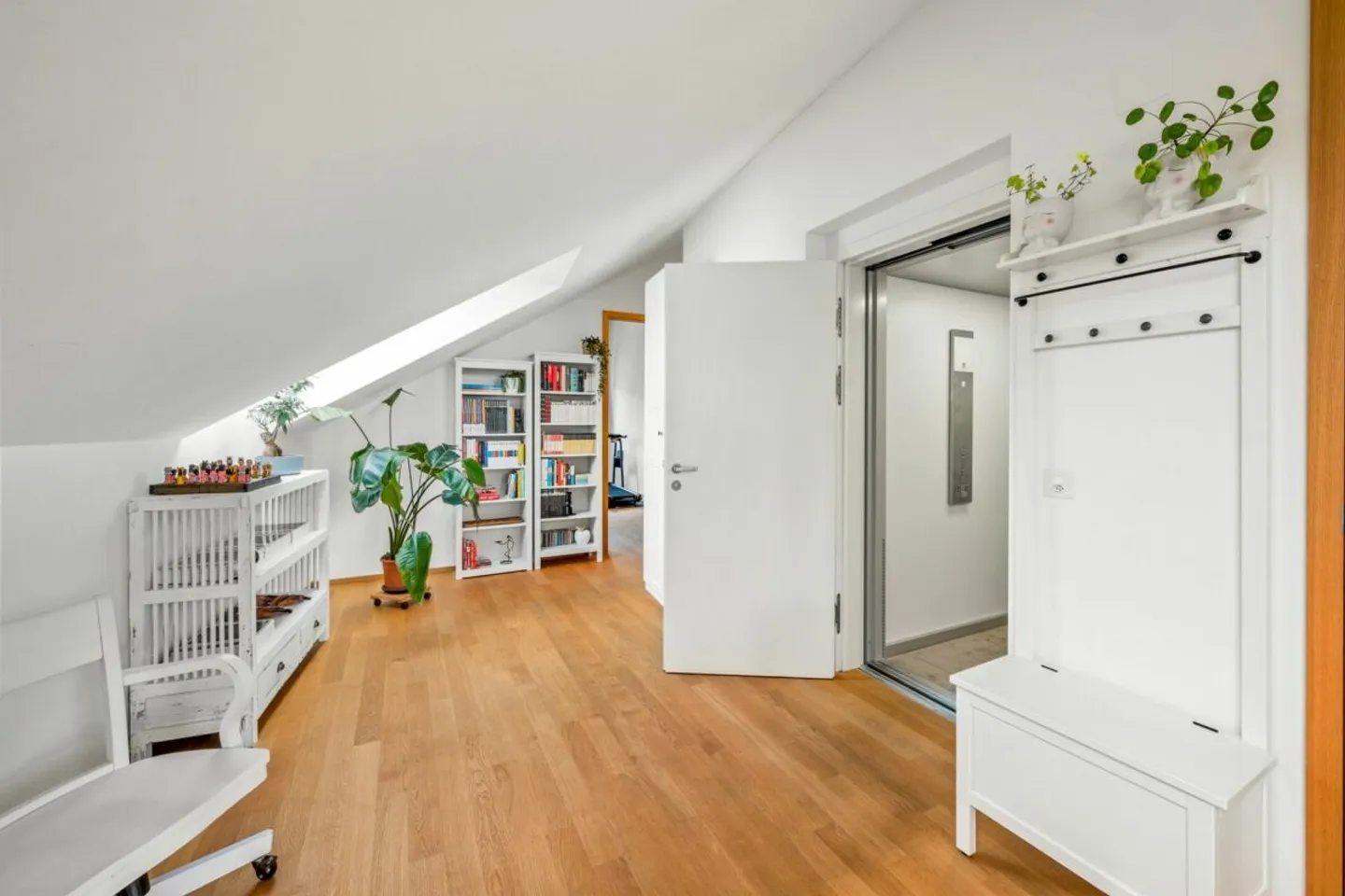 Appartement en attique spacieux de 5,5 pièces avec 2 loggias et espace de combles aménagé - Photo 8 sur 13