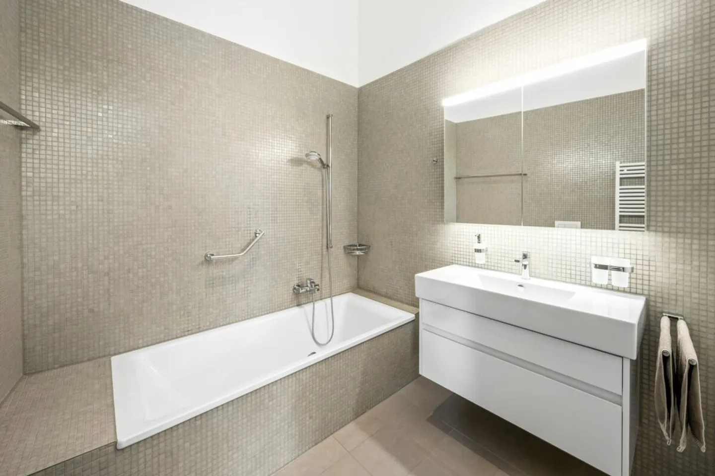 Appartement en attique spacieux de 5,5 pièces avec 2 loggias et espace de combles aménagé - Photo 9 sur 13