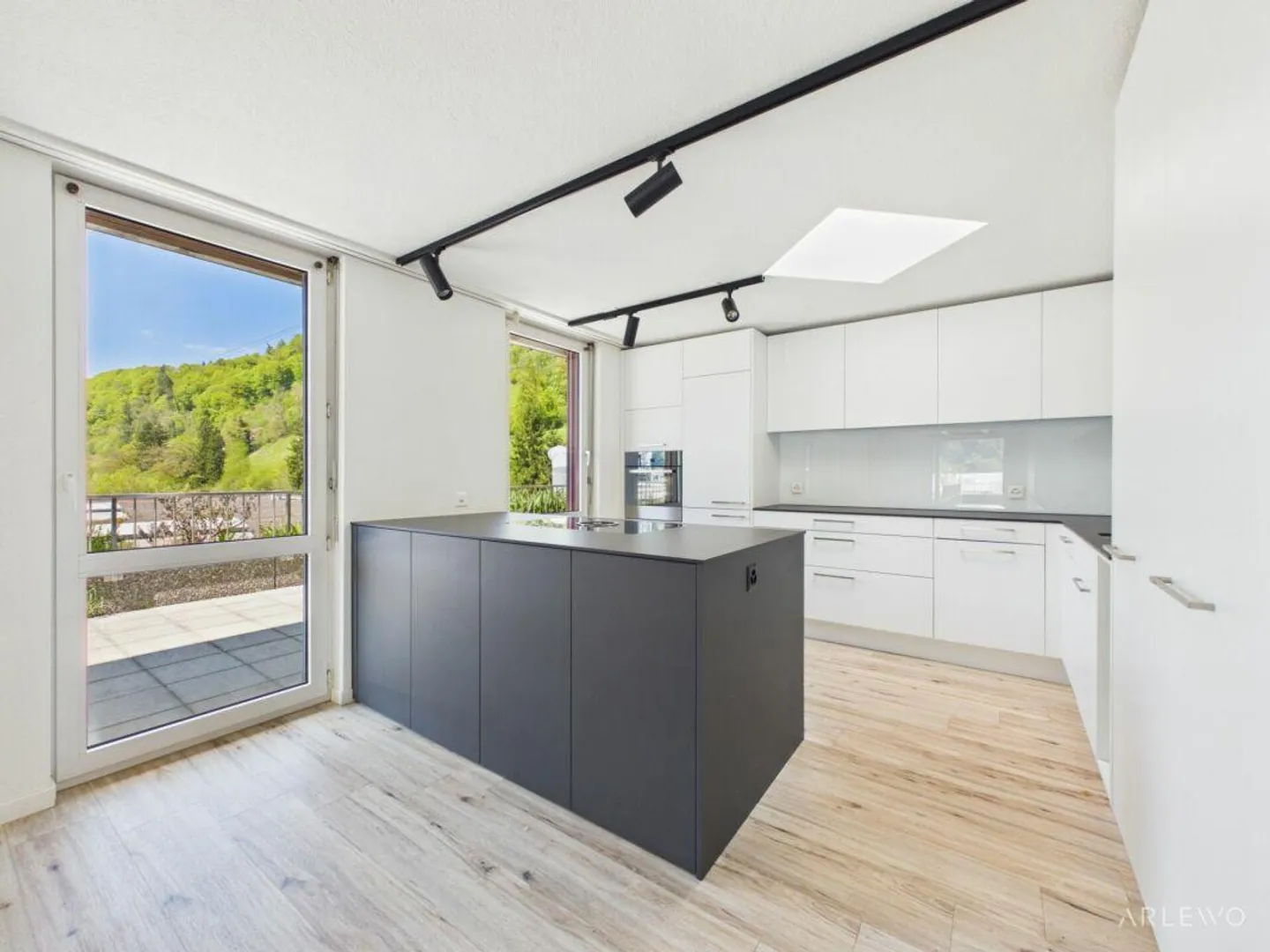 Ampio appartamento di 5,5 stanze con una terrazza da sogno - Foto 2 di 7