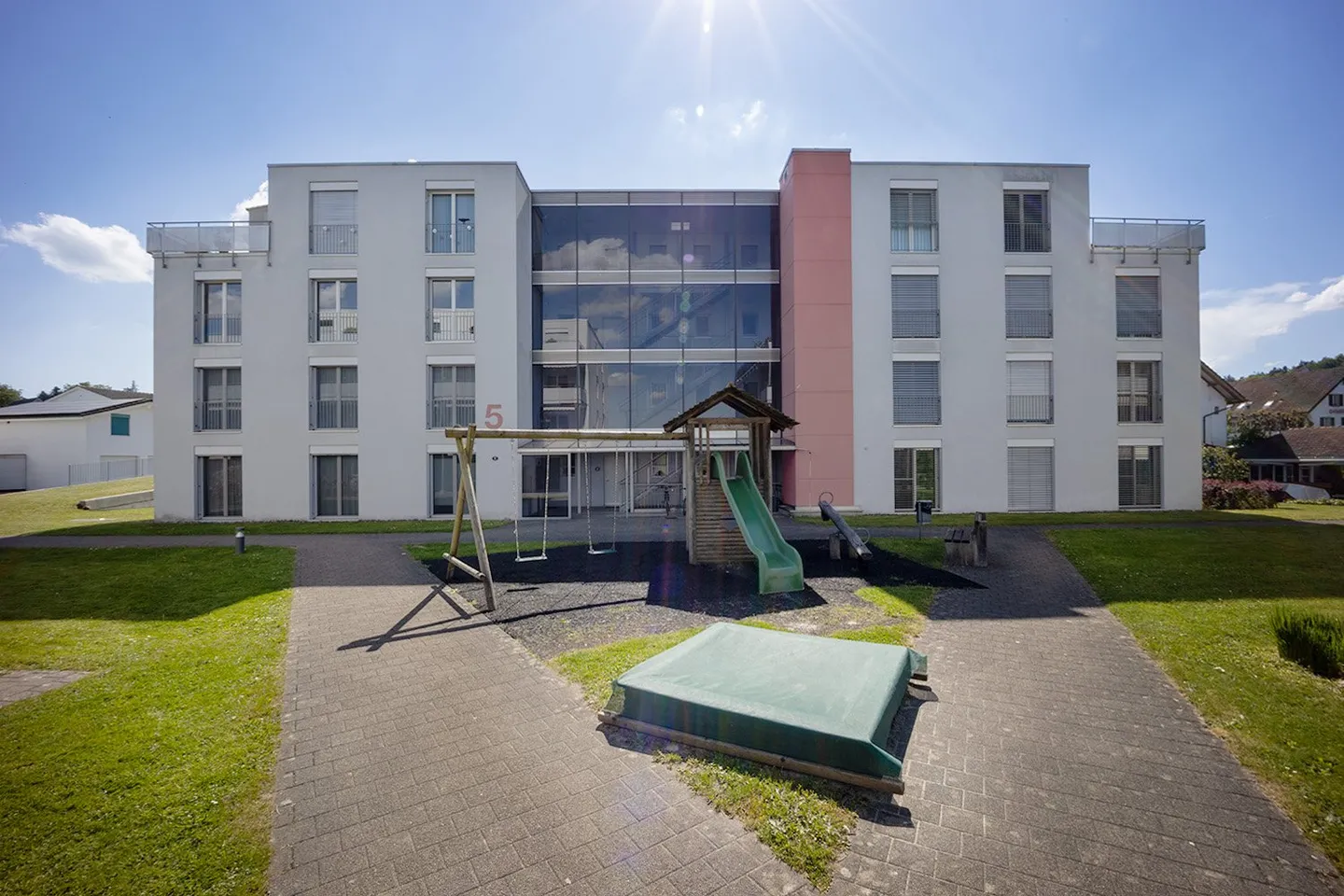 Condominio attraente di 4,5 stanze con grande balcone soleggiato - Foto 3 di 15
