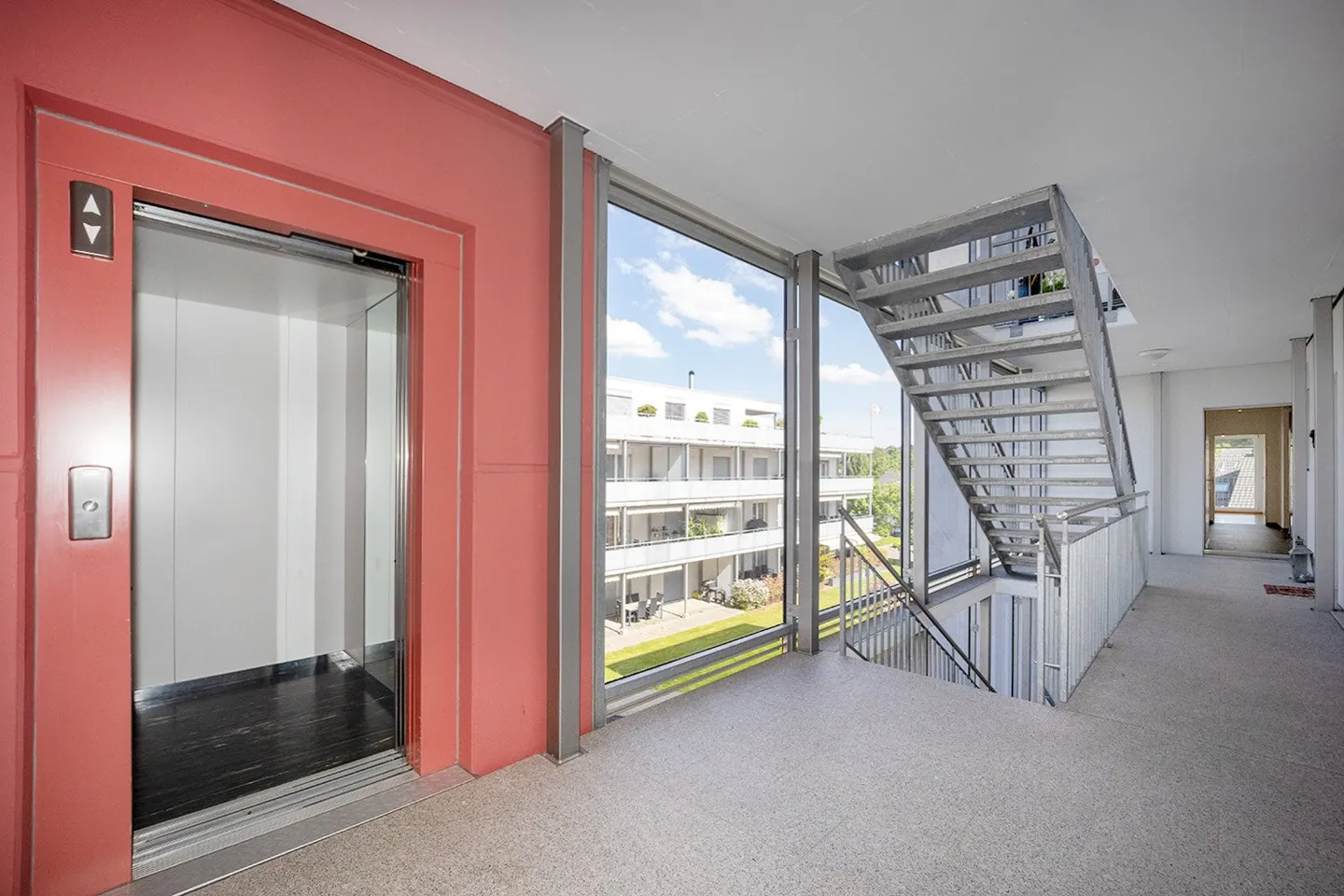Condominio attraente di 4,5 stanze con grande balcone soleggiato - Foto 4 di 15
