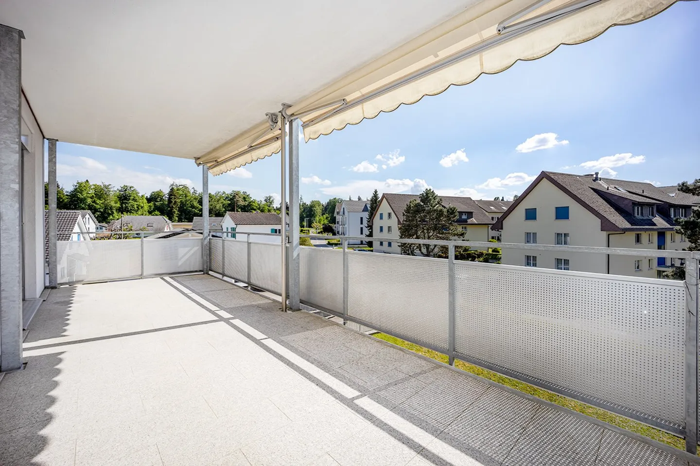 Condominio attraente di 4,5 stanze con grande balcone soleggiato - Foto 13 di 15