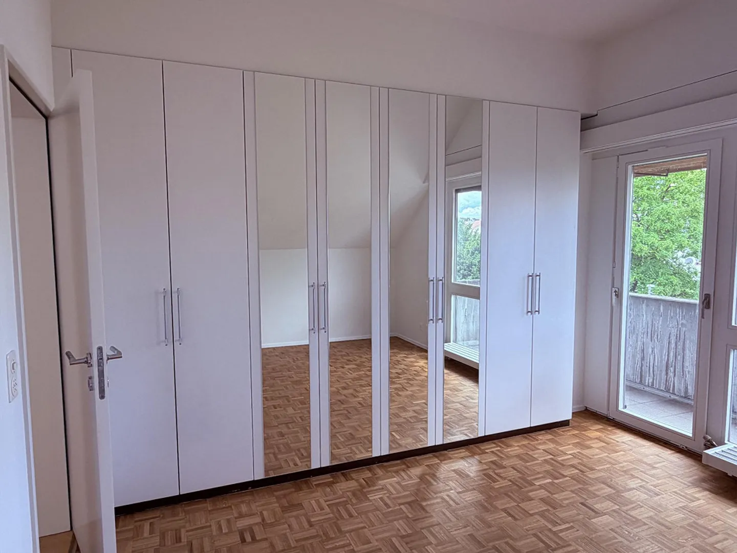 Luminoso appartamento attico di 3 stanze con accesso diretto all'ascensore - Foto 6 di 11