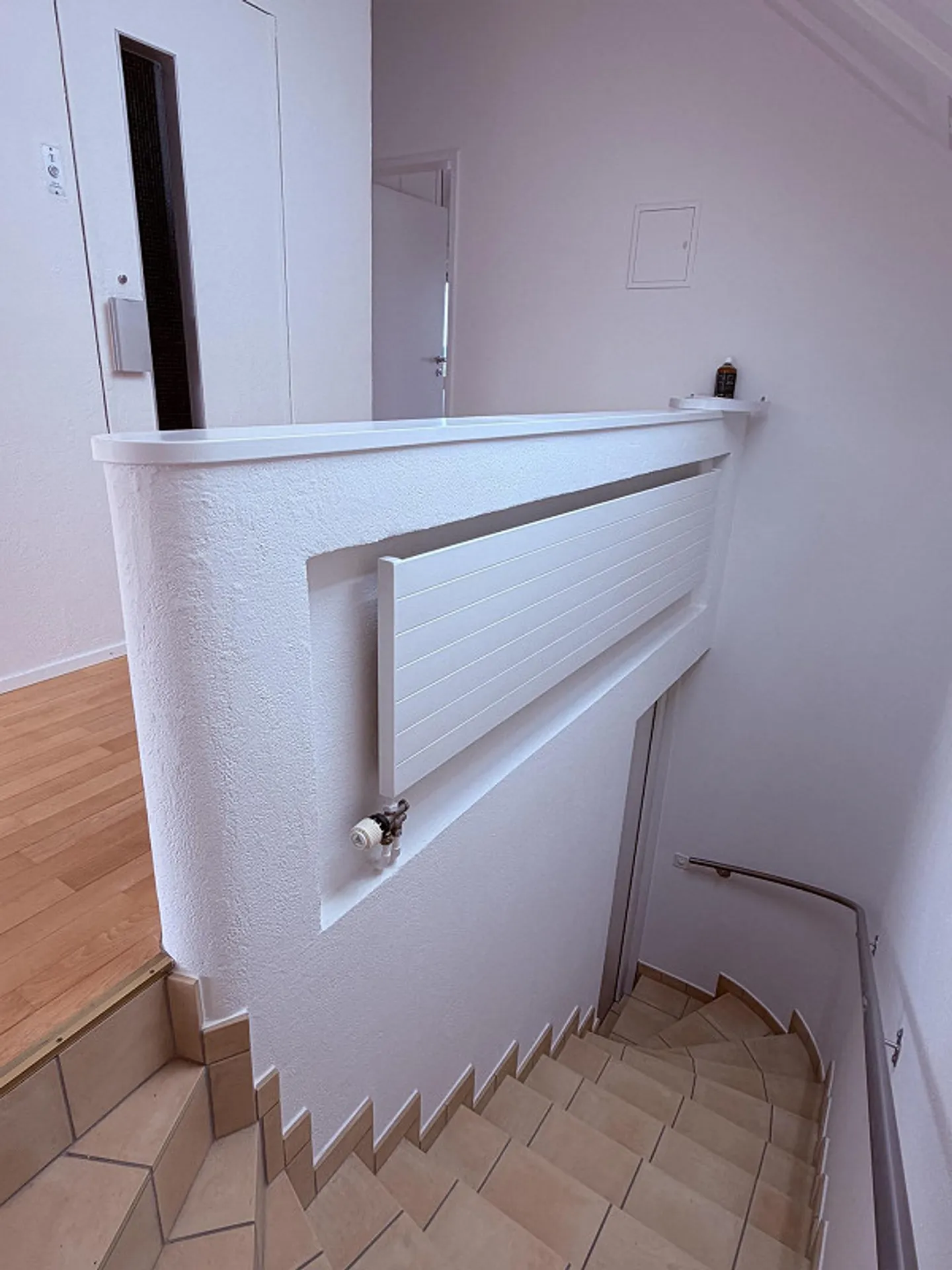 Luminoso appartamento attico di 3 stanze con accesso diretto all'ascensore - Foto 9 di 11