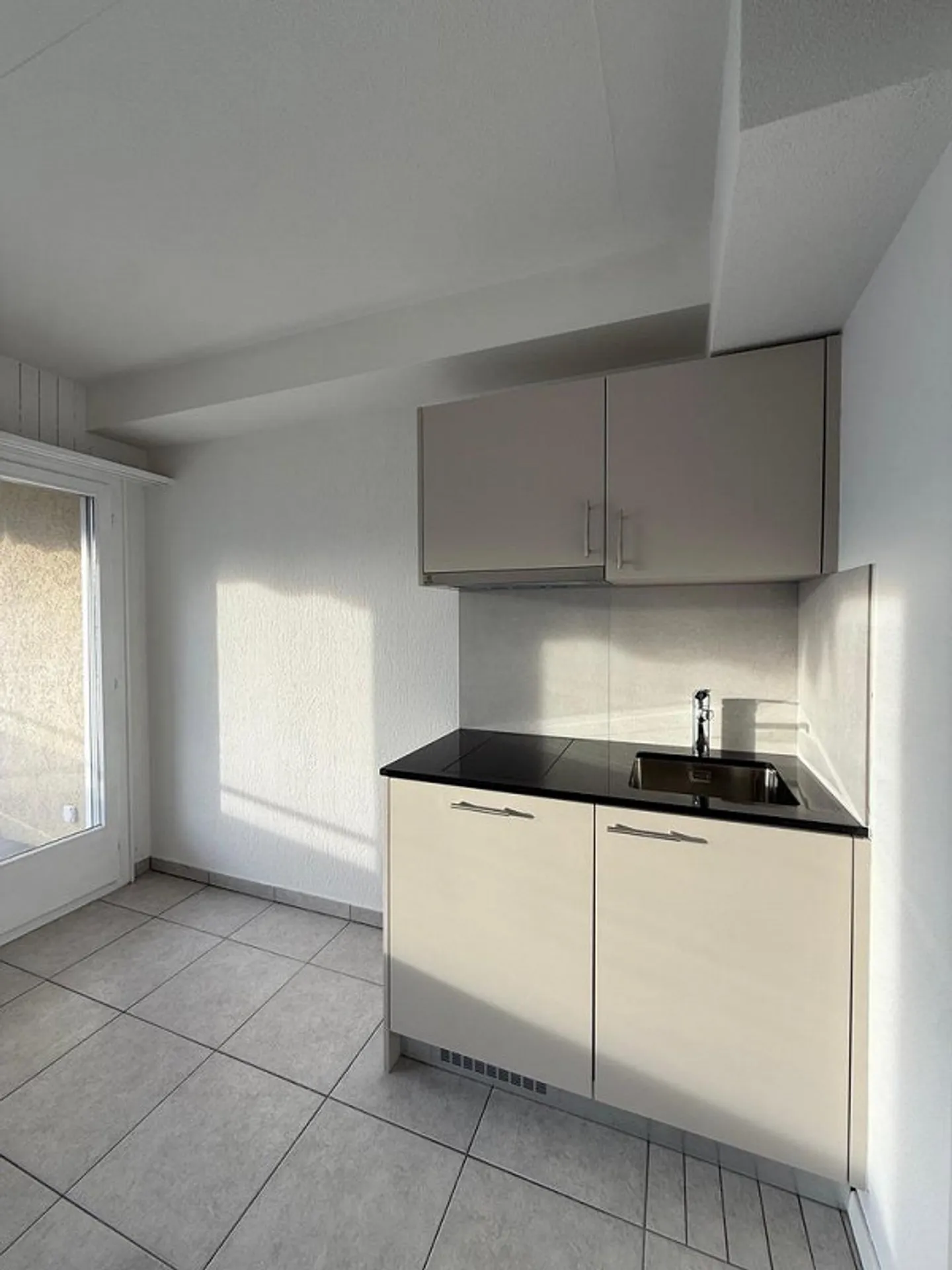 Studio ristrutturato con balcone al 2° piano - Foto 3 di 7