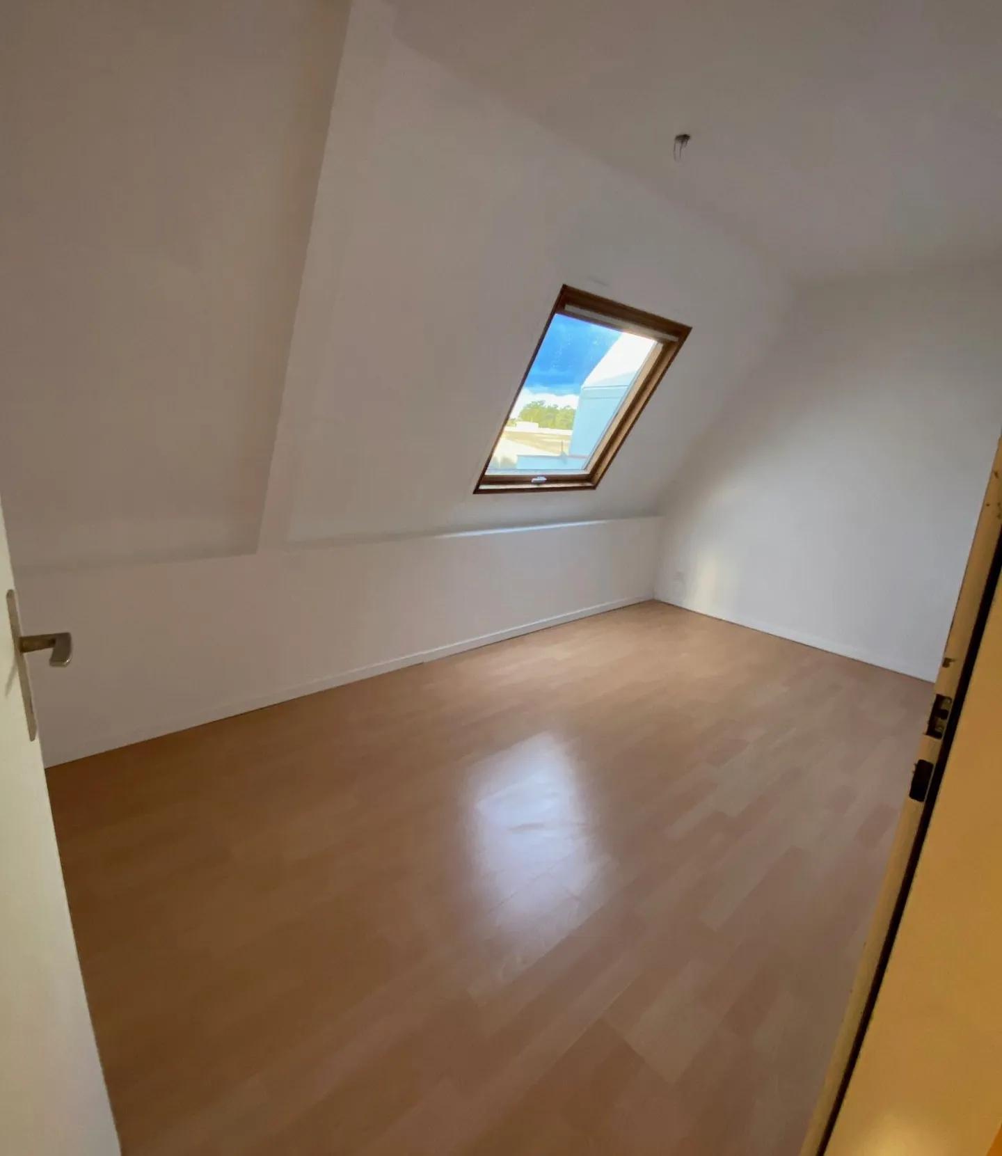 3- ZIMMER WOHNUNG 75M2 1200.-,  1- ZIMMER- WHG  850.-, 6- ZIMMER 150M2 2000.- - Foto 6 von 34