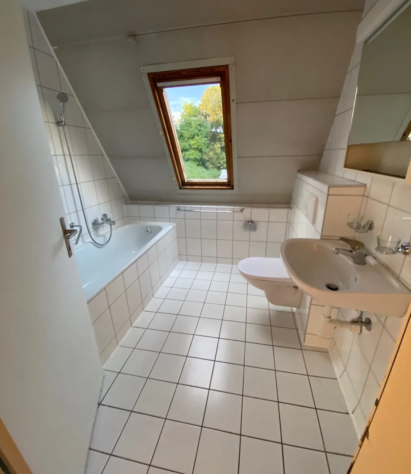 3- ZIMMER WOHNUNG 75M2 1200.-,  1- ZIMMER- WHG  850.-, 6- ZIMMER 150M2 2000.- - Foto 7 von 34